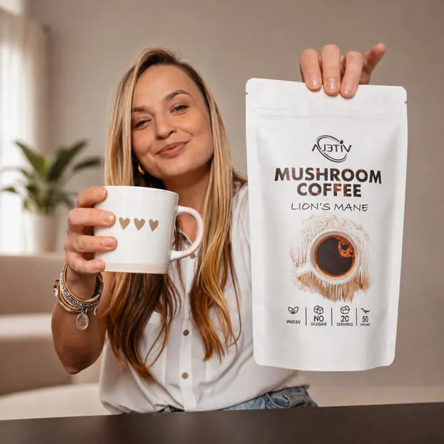 Vitela kava od gljiva lavlja griva – korisnica drži šalicu i pakiranje mushroom coffee