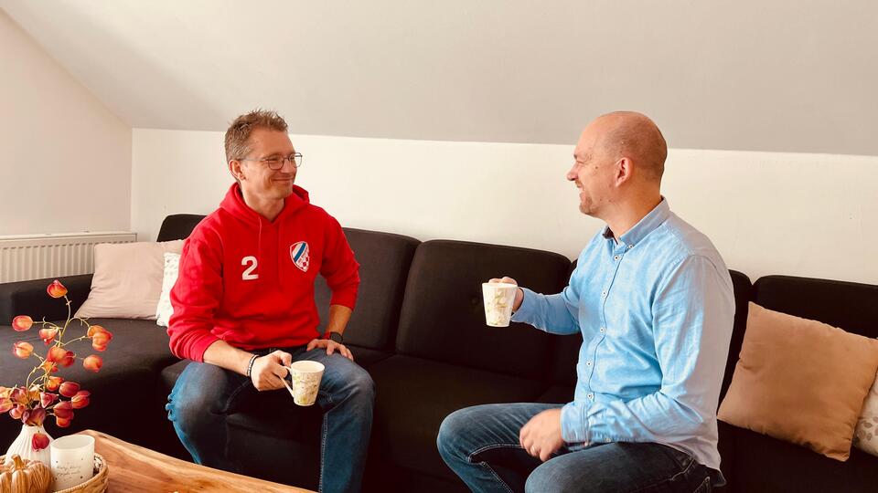 Osnivač Vitela brenda i njegov brat razgovaraju i uživaju u šalici funkcionalne kave s gljivama.